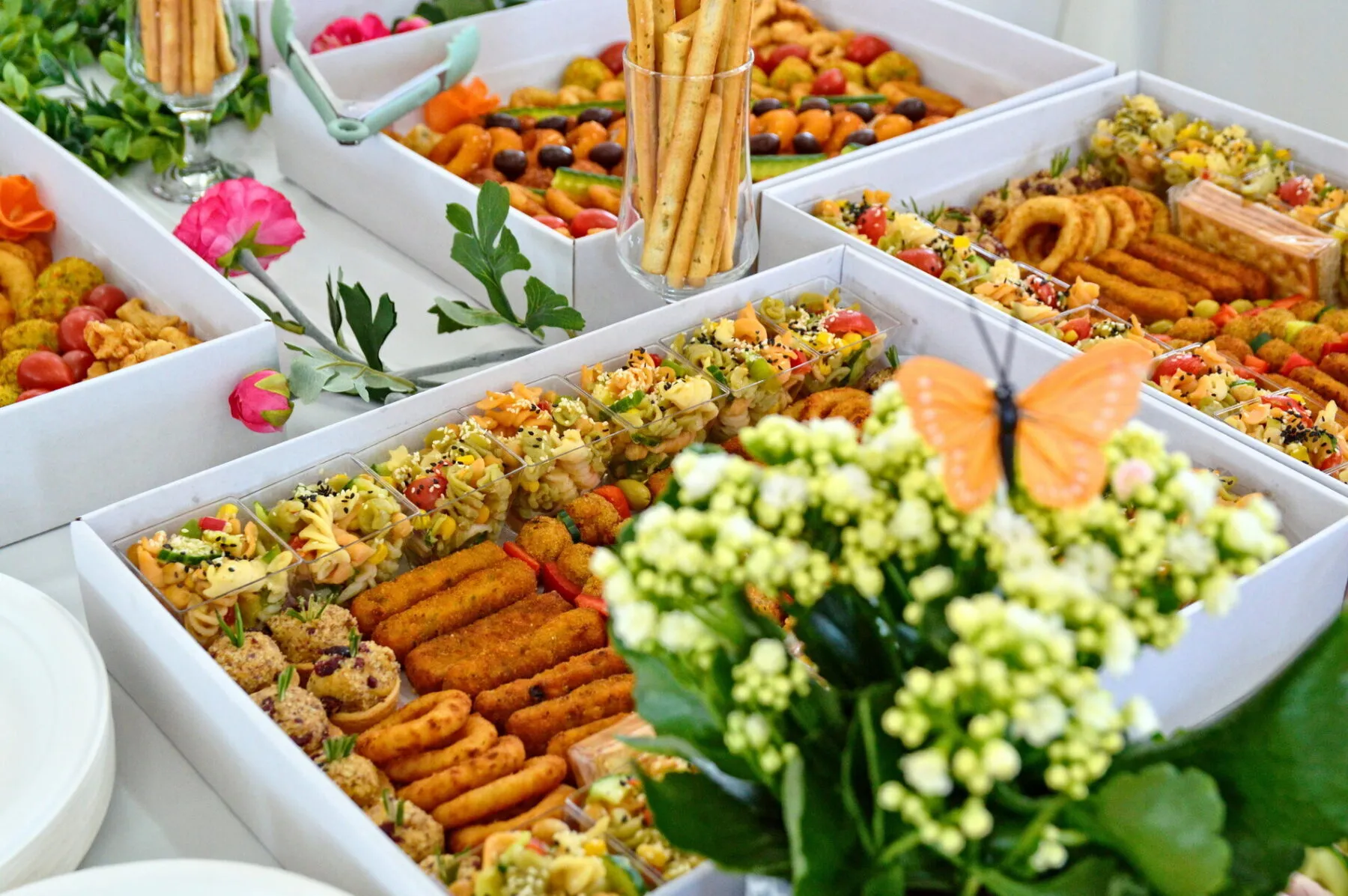 Galerie Foto 4 aperitive calde cutii decor catering bacau