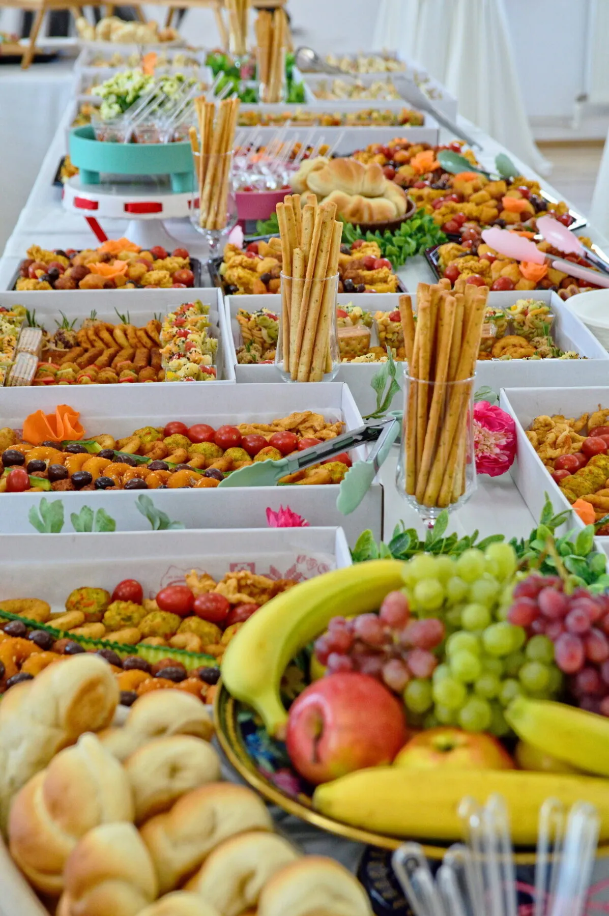 Galerie Foto 11 bufet aperitive fructe vertical catering bacau