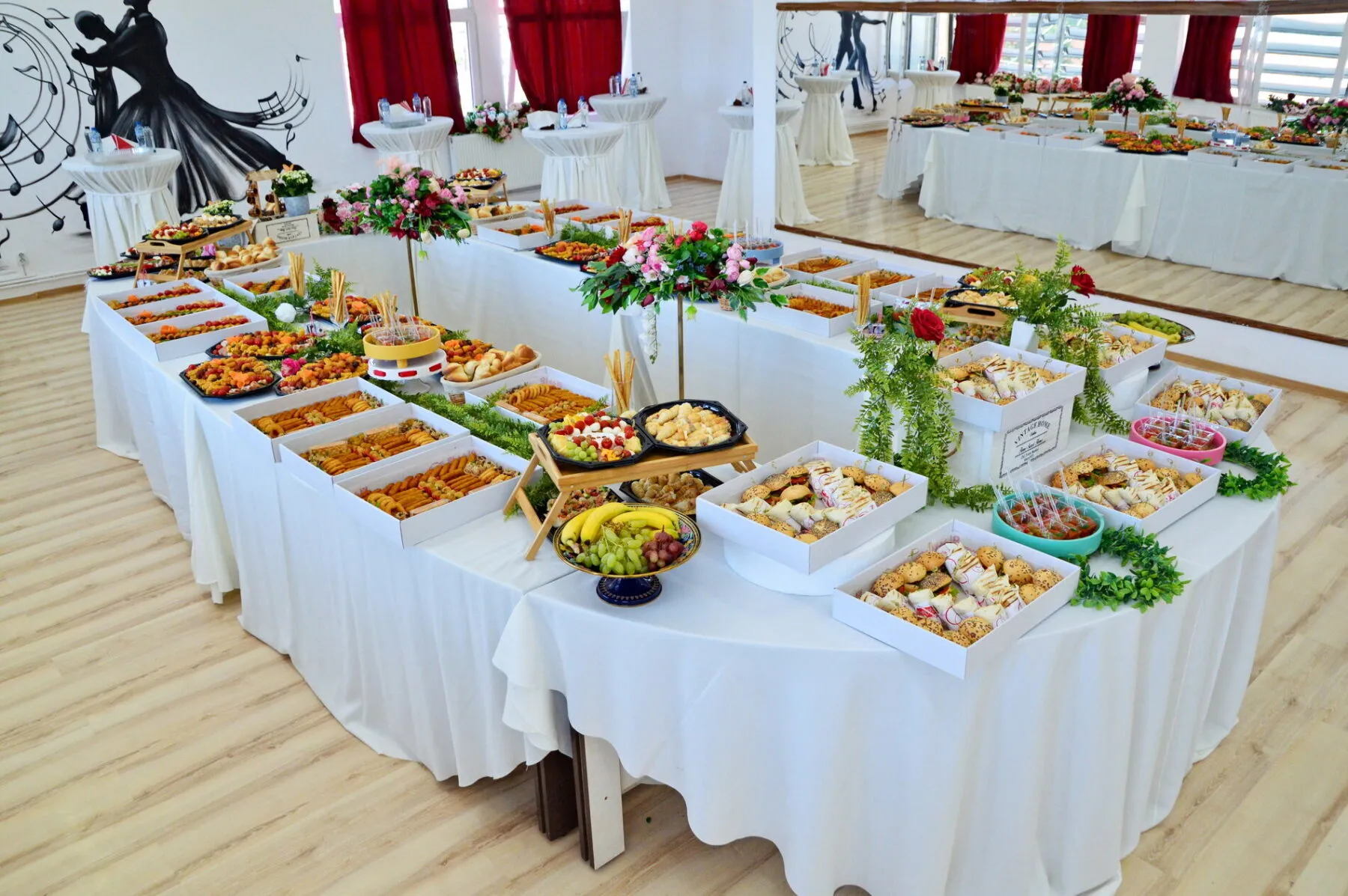 Galerie Foto 17 bufet overview sala catering bacau