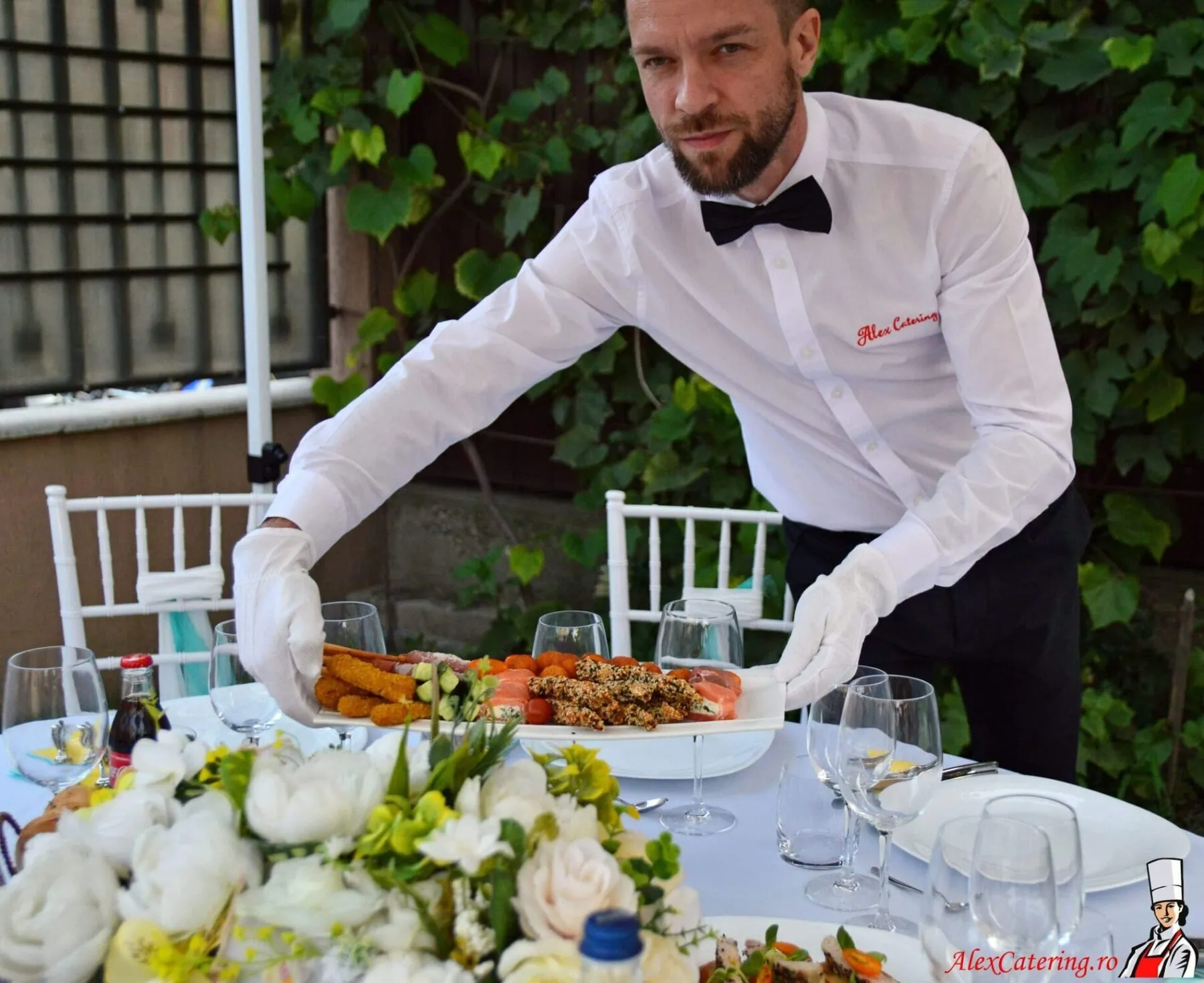 Galerie Foto 31 chelner servire platou nunta bacau