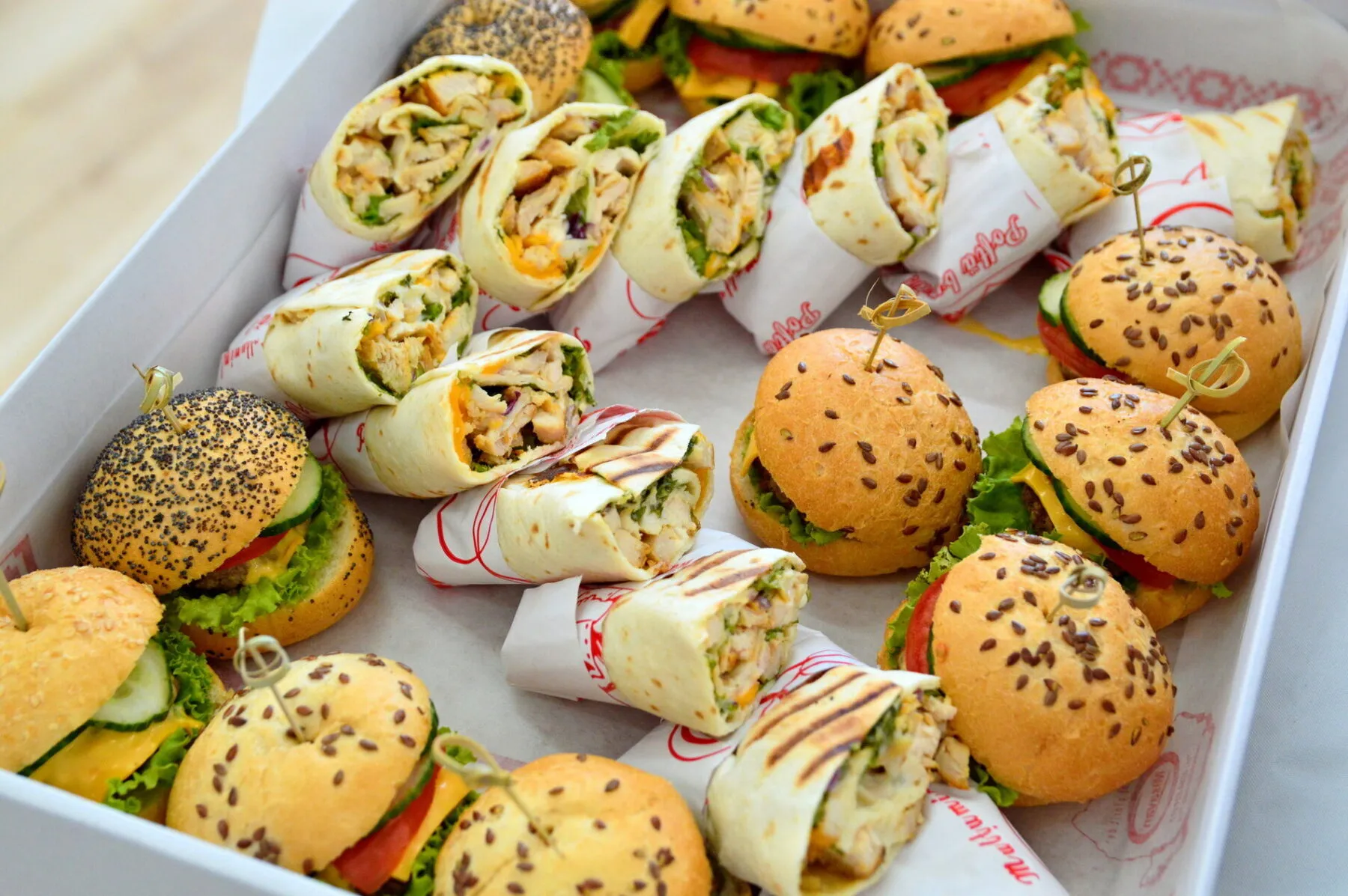 Galerie Foto 49 mini burgeri wraps catering bacau