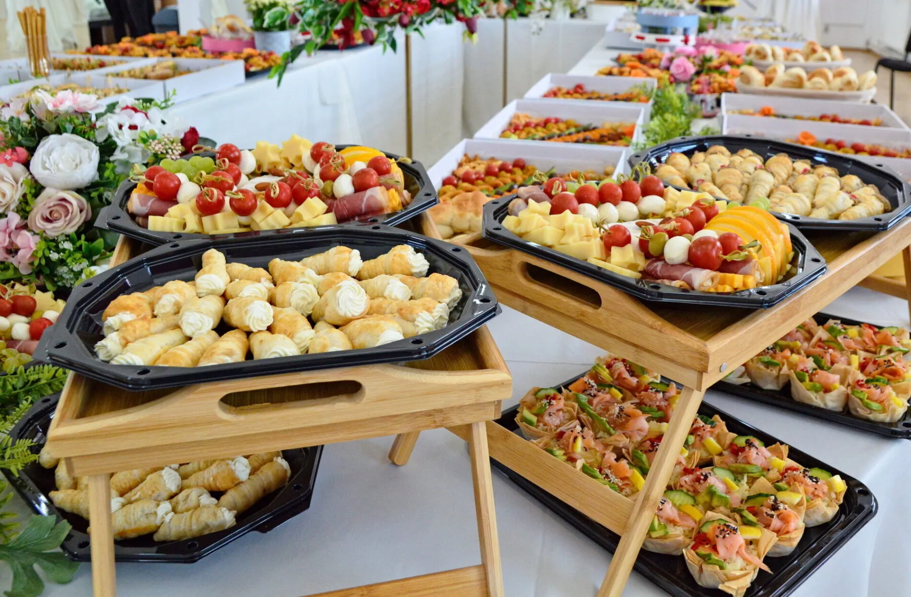 Galerie Foto 81 platouri etajate aperitive catering bacau