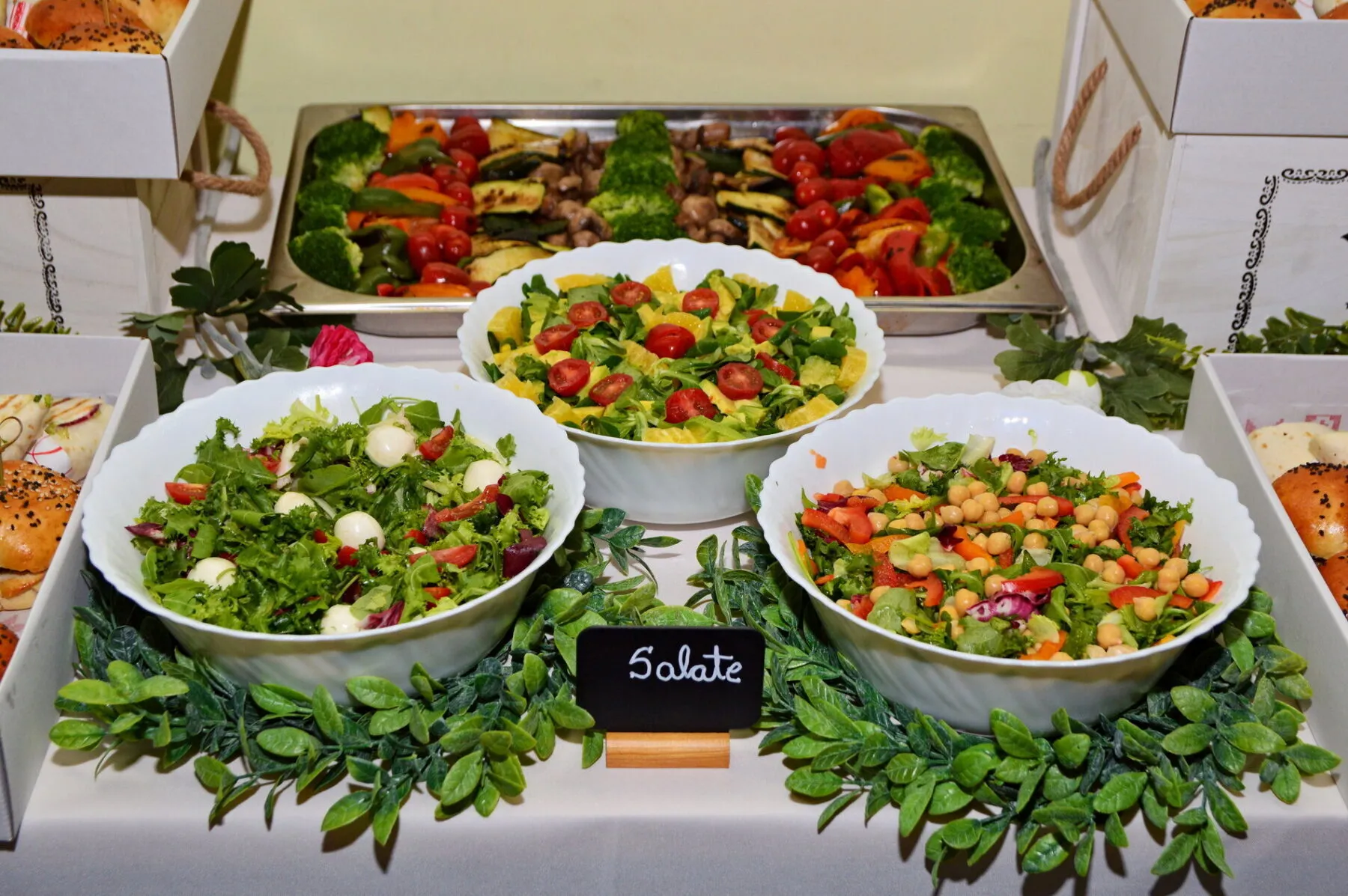 Galerie Foto 88 salate proaspete bufet catering bacau